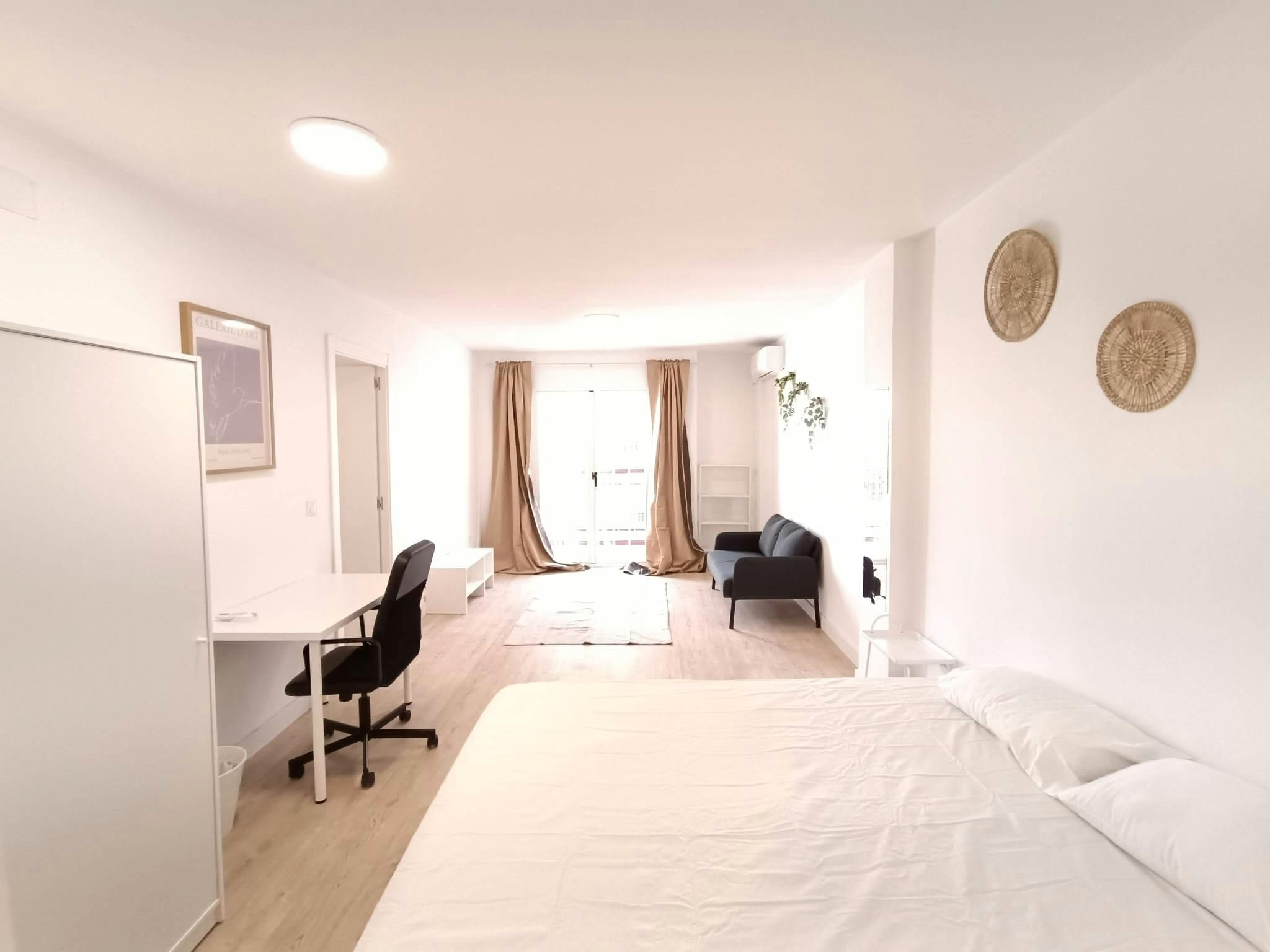 Bedroom of Flat to share in  Sevilla Capital  with Washing machine and Balcony