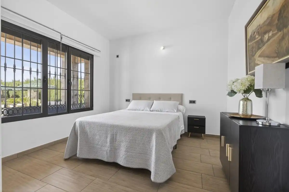 Dormitori de Casa o xalet en venda en Lora del Río amb Aire condicionat, Calefacció i Jardí privat