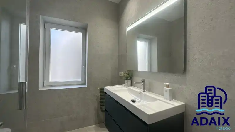 Bathroom of Flat for rent in Toledo  with Air Conditioner, Heating and Furnished