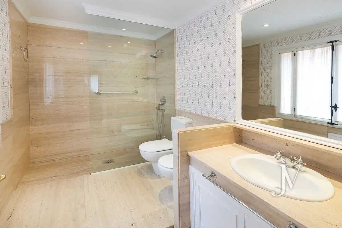 Bathroom of Houses for rent in Madrid  with Air Conditioner, Heating and Private garden