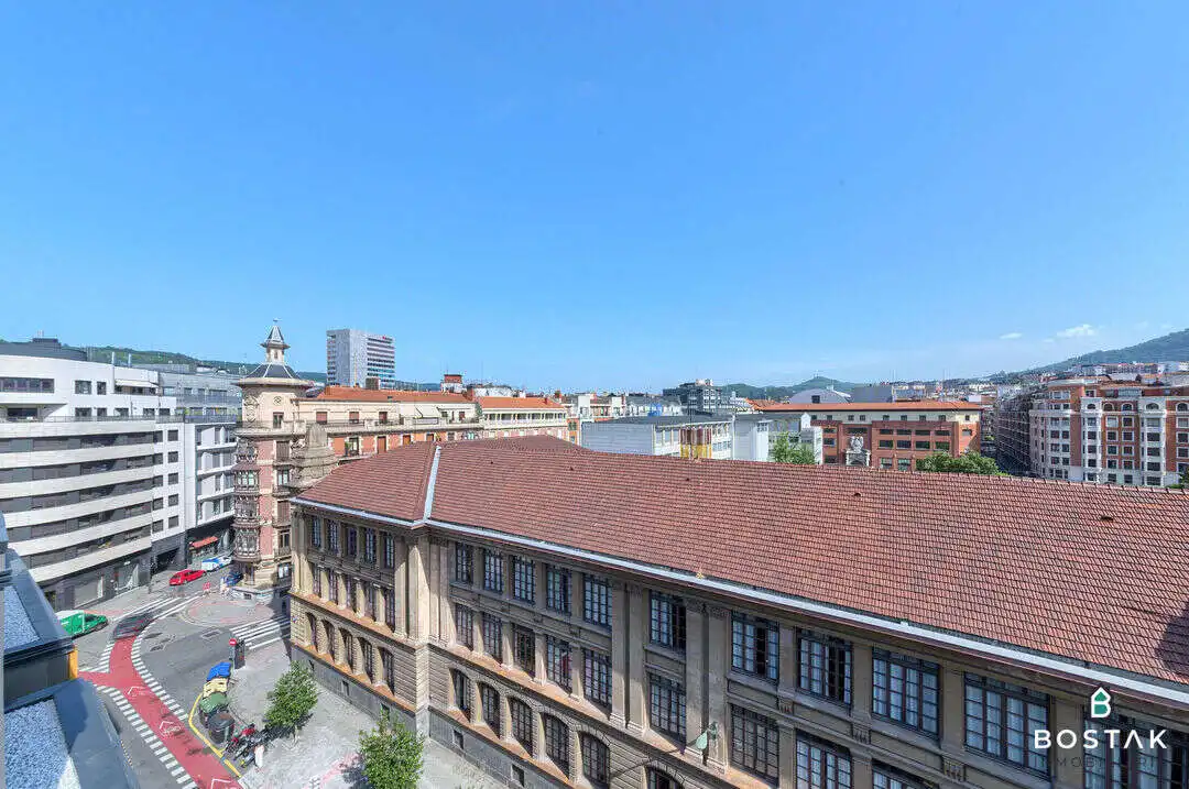 Vista exterior de Ático de alquiler en Bilbao  con Calefacción, Terraza y Balcón