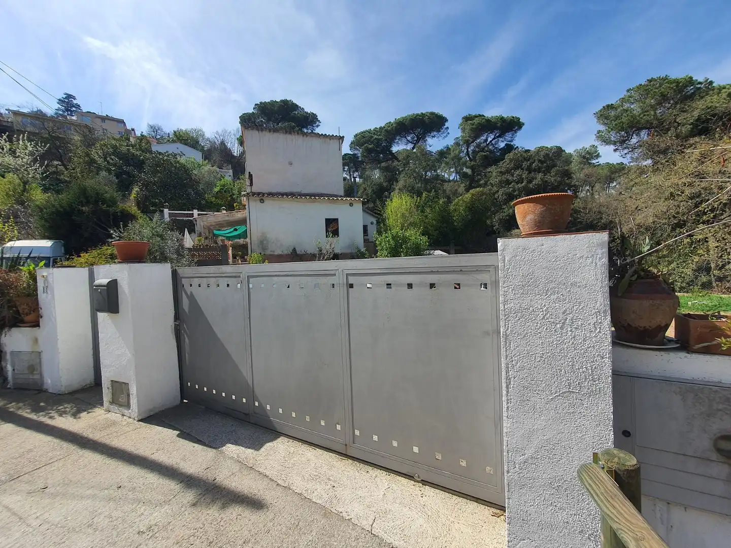 Vista exterior de Casa o xalet en venda en Sant Cugat del Vallès amb Calefacció, Jardí privat i Terrassa