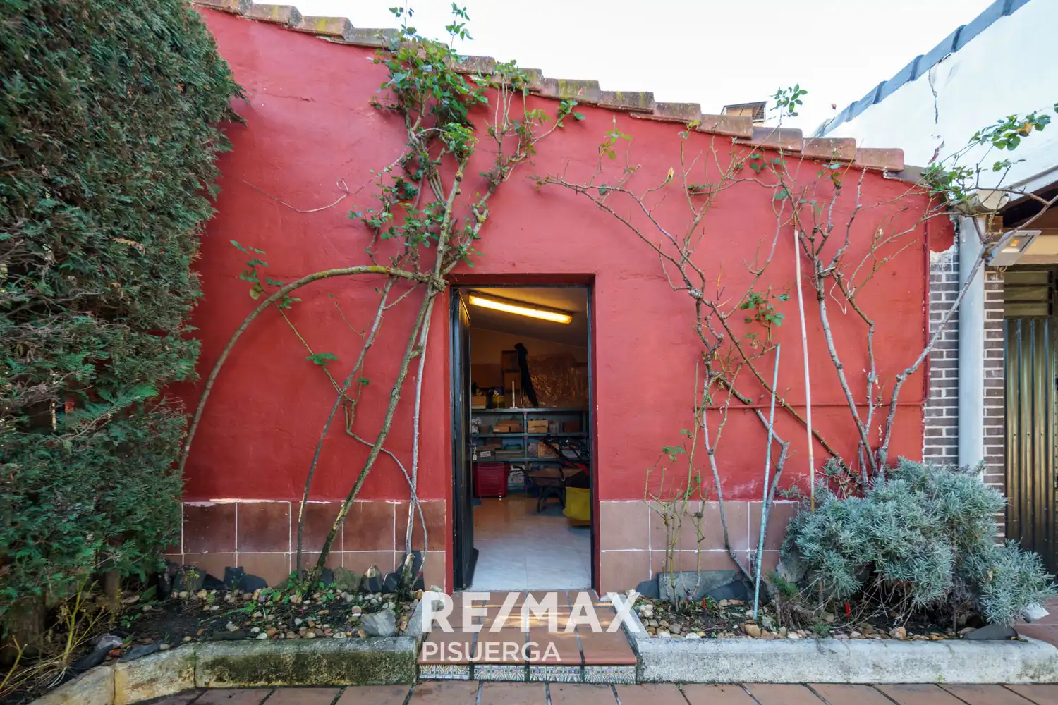 Vista exterior de Casa o xalet en venda en Tudela de Duero amb Calefacció, Jardí privat i Terrassa