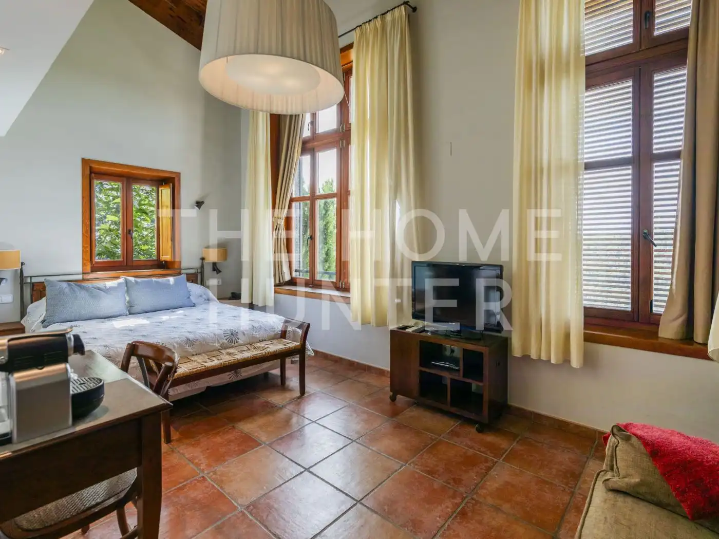 Sala d'estar de Finca rústica en venda en Sant Aniol de Finestres amb Aire condicionat, Calefacció i Jardí privat