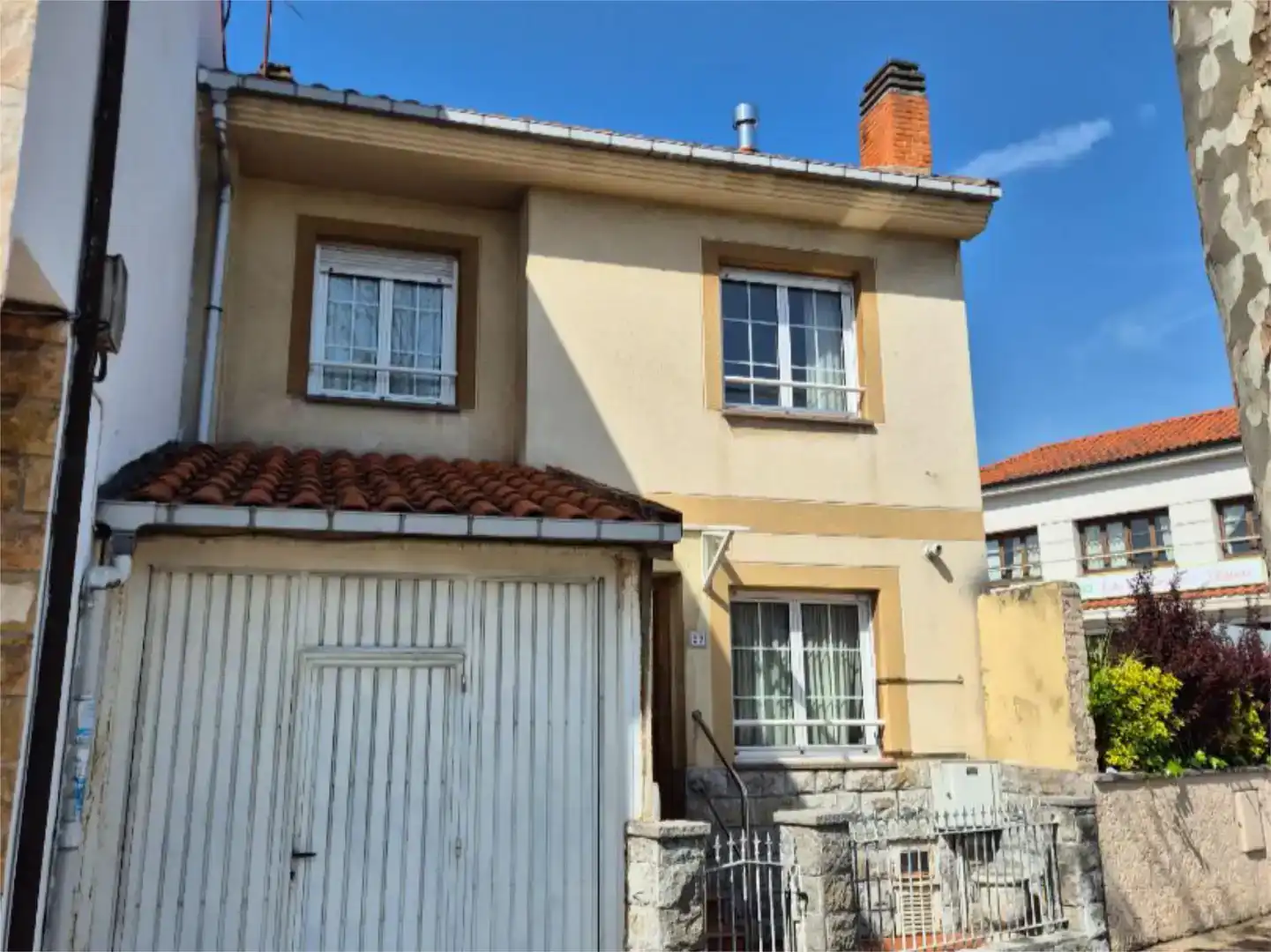Vista exterior de Casa adosada en venta en Oviedo  con Parquet y Balcón