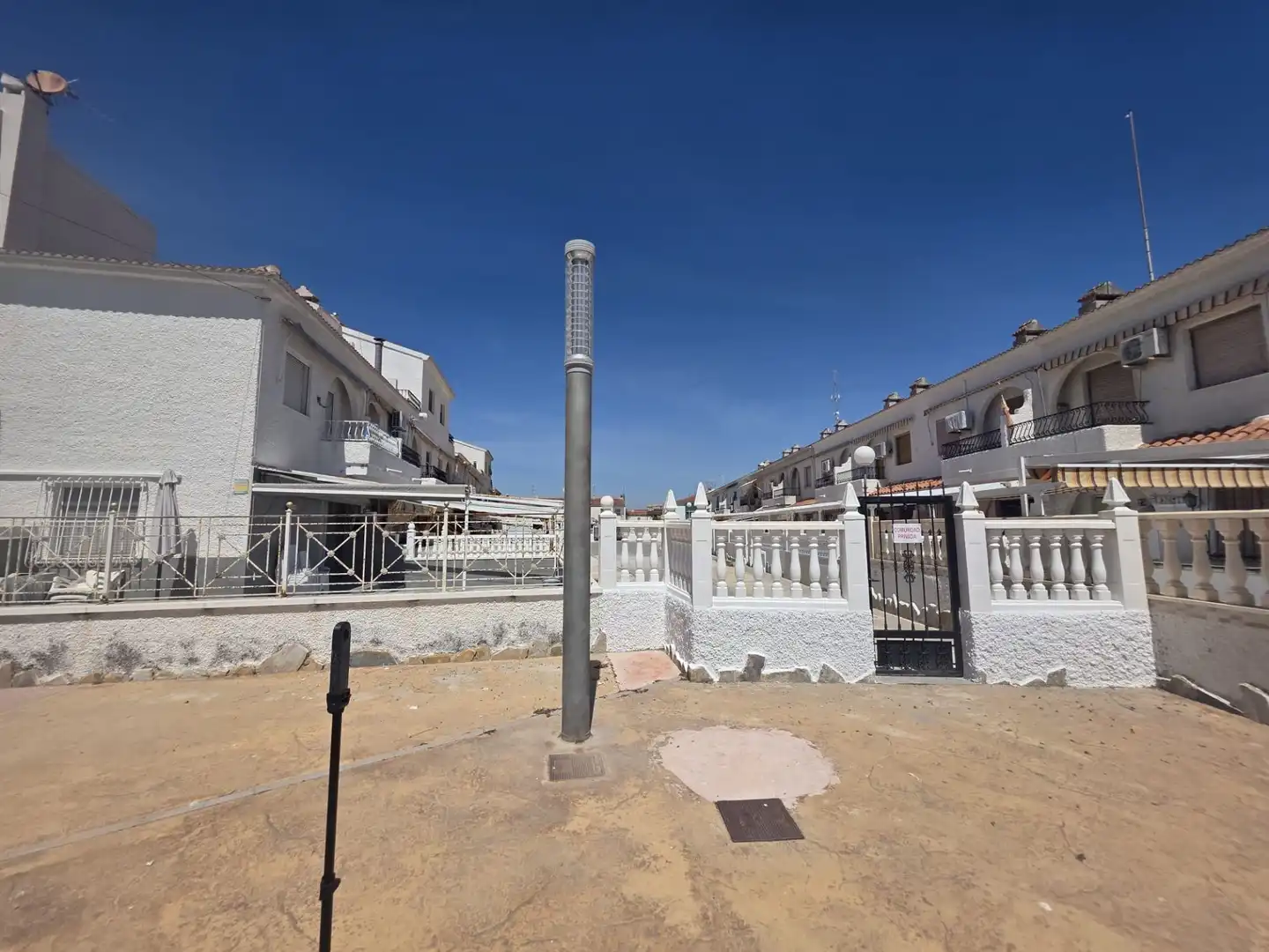 Außenansicht von Maisonette zum Verkauf in Santa Pola mit Klimaanlage, Terrasse und Möbliert