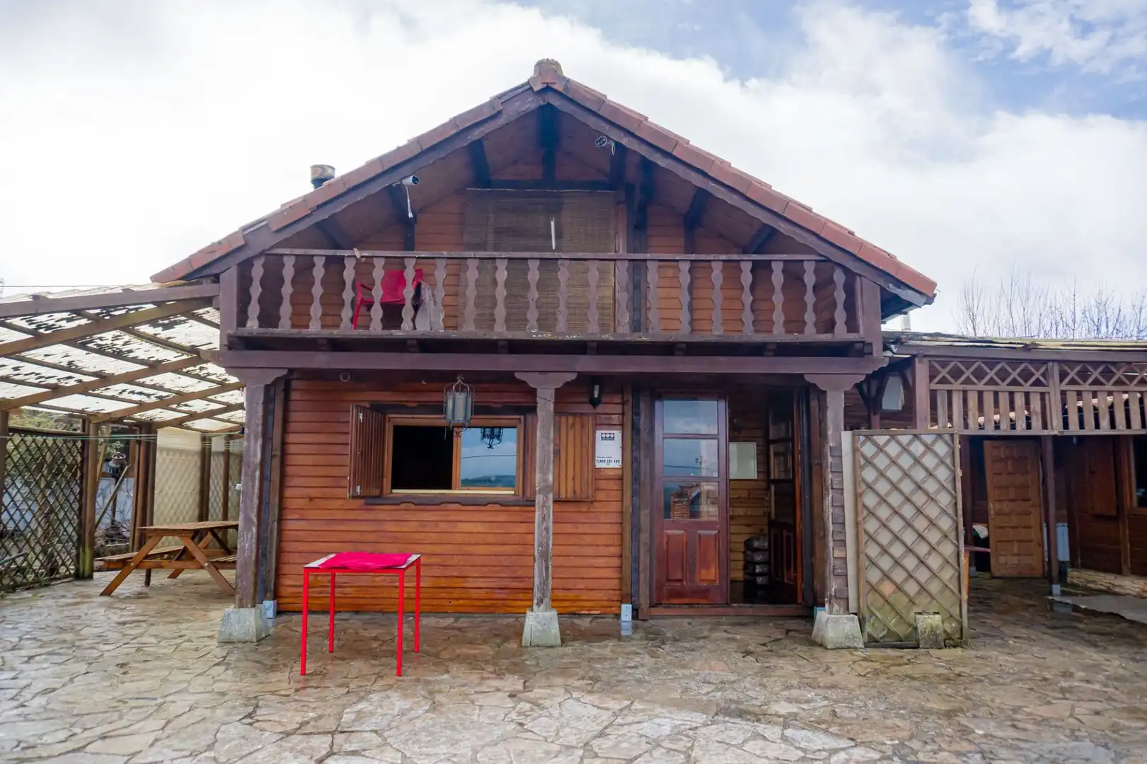 Vista exterior de Casa o xalet en venda en Villagatón amb Aire condicionat, Calefacció i Jardí privat