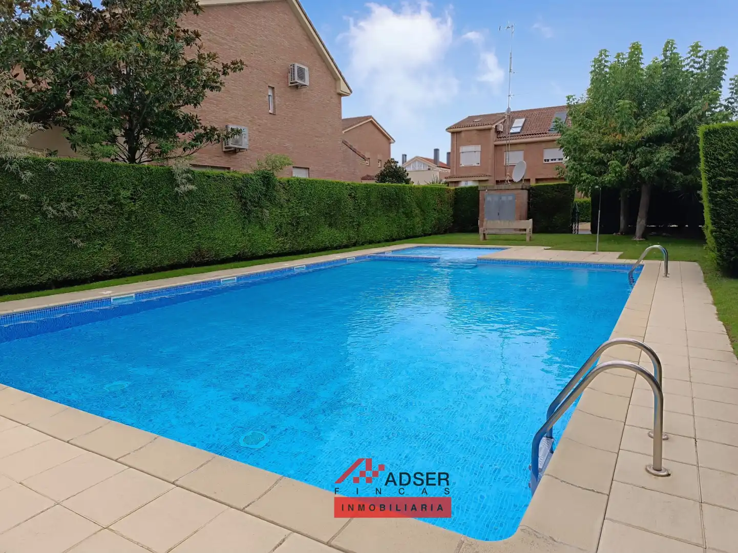 Piscina de Casa o xalet en venda en  Logroño amb Aire condicionat, Calefacció i Jardí privat