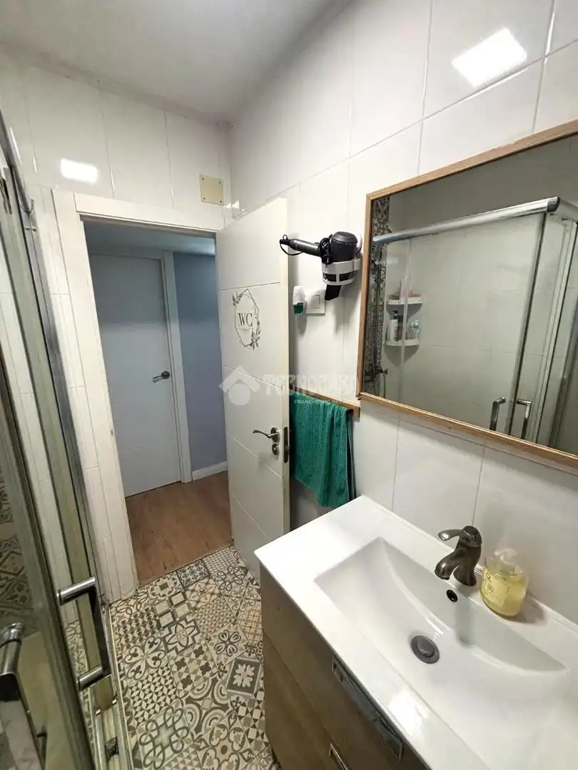 Bathroom of Flat for sale in Parla  with Air Conditioner, Terrace and Furnished