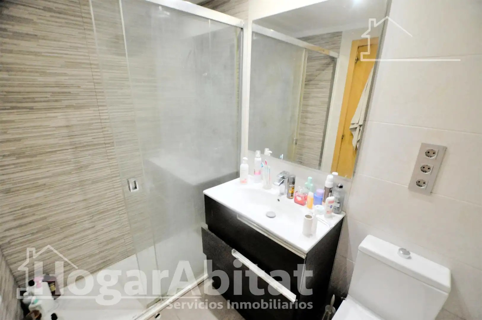 Baño de Piso en venta en Valencia con Aire acondicionado, Terraza y Amueblado
