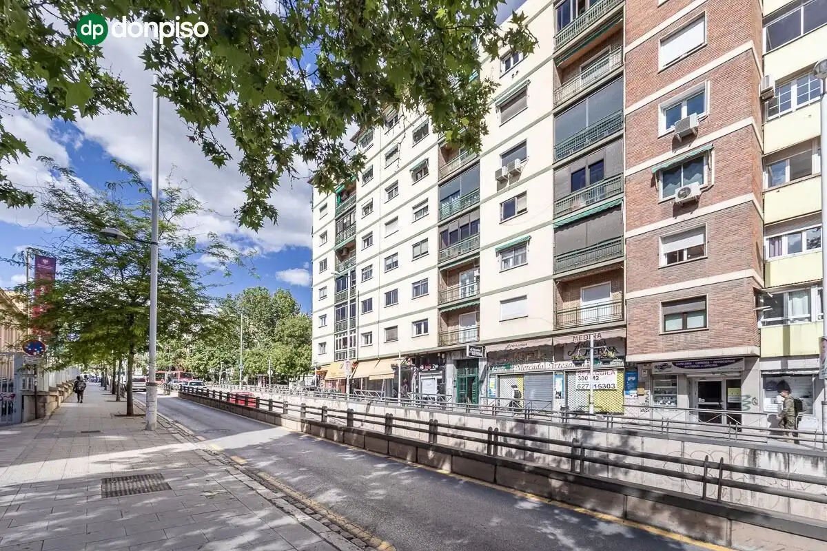 Vista exterior de Piso en venta en Granada con Aire acondicionado, Calefacción y Terraza