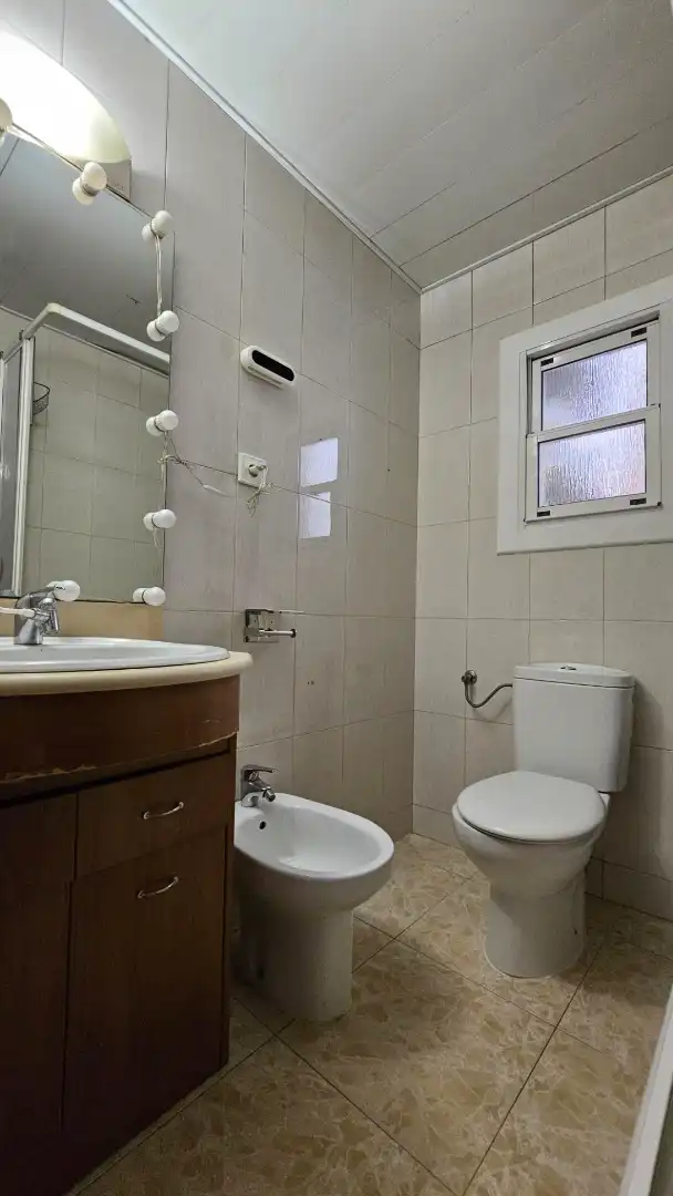 Baño de Piso en venta en Santa Coloma de Gramenet con Aire acondicionado y Horno