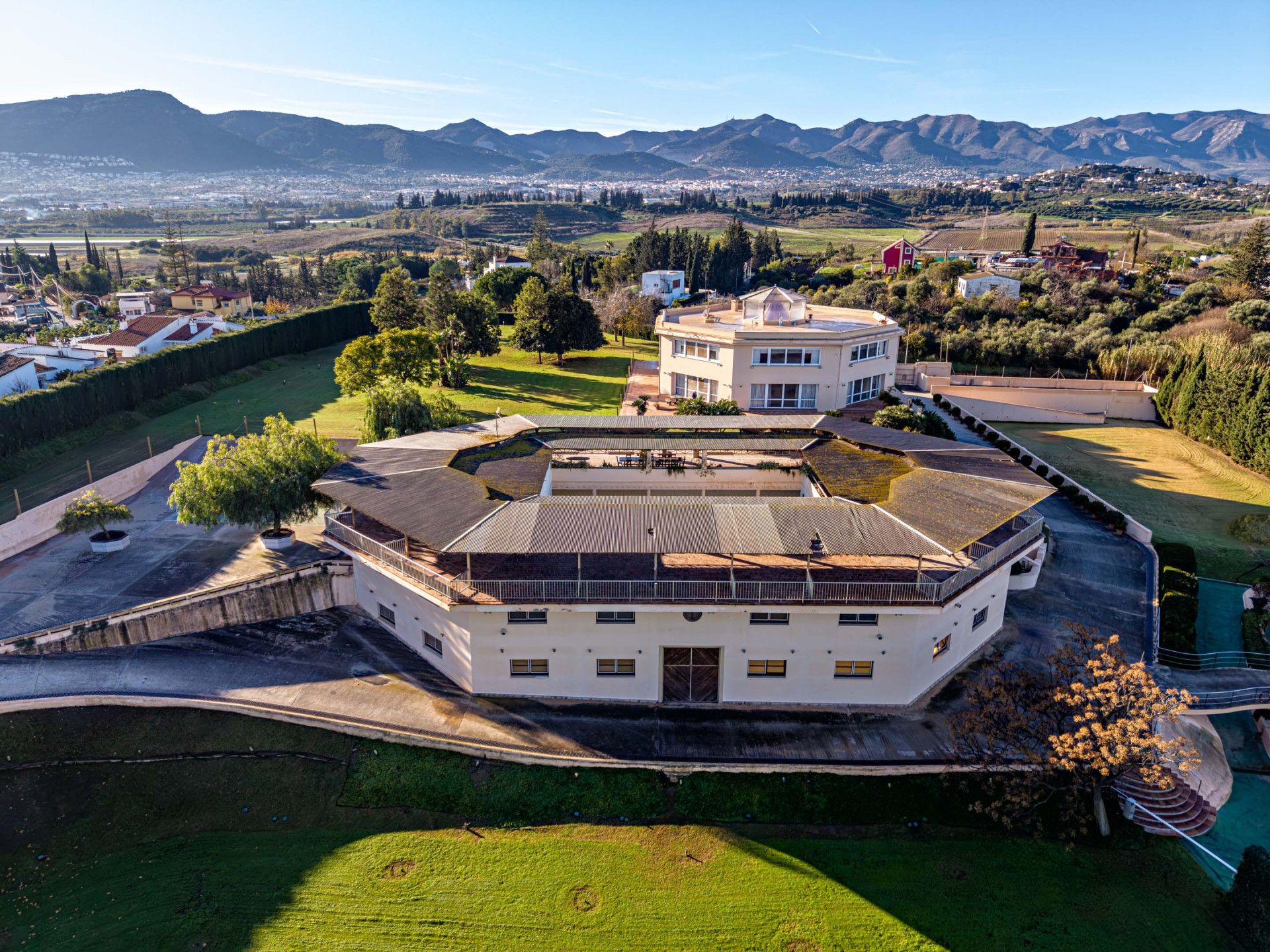 Vista exterior de Finca rústica en venda en Alhaurín de la Torre amb Jardí privat, Terrassa i Traster