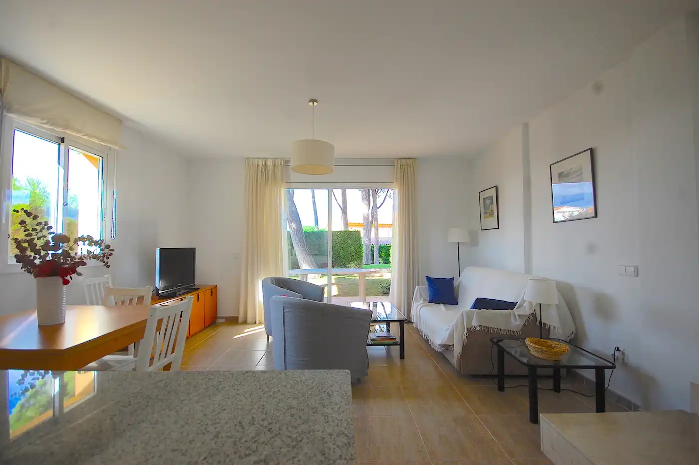 Sala de estar de Casa adosada en venta en L'Escala con Aire acondicionado, Calefacción y Jardín privado