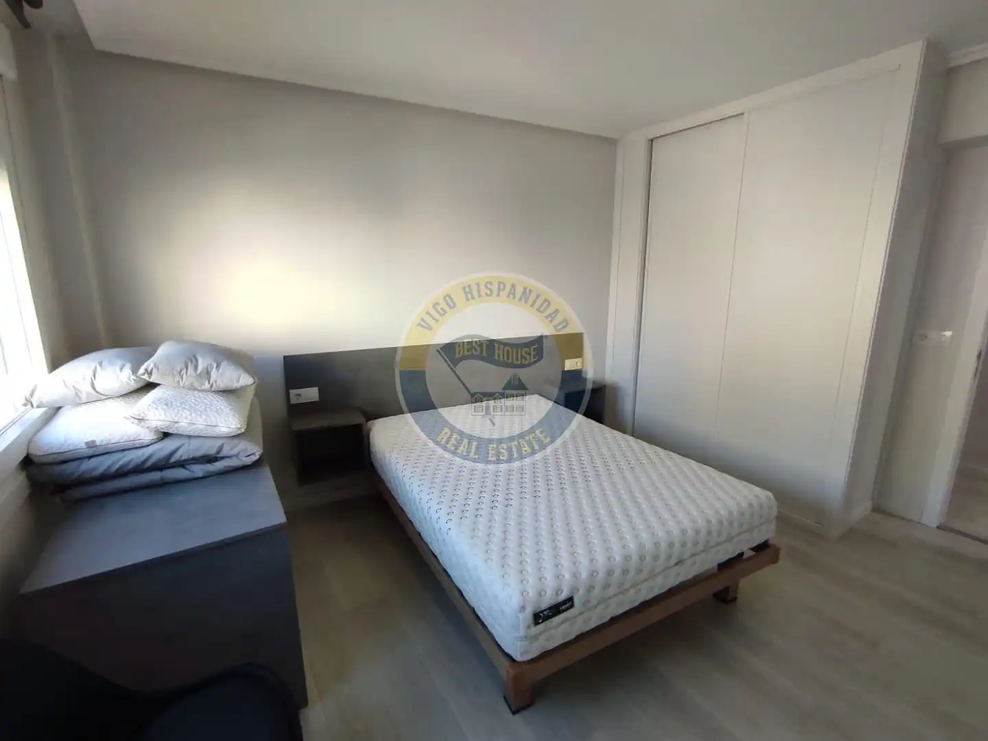 Dormitori de Pis de lloguer en Vigo  amb Calefacció, Parquet i Moblat