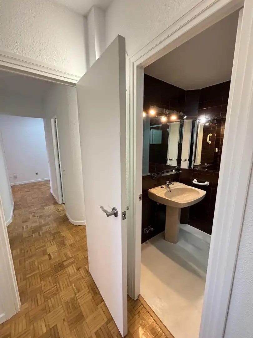 Bathroom of Flat for rent in Madrid  with Air Conditioner, Heating and Private garden