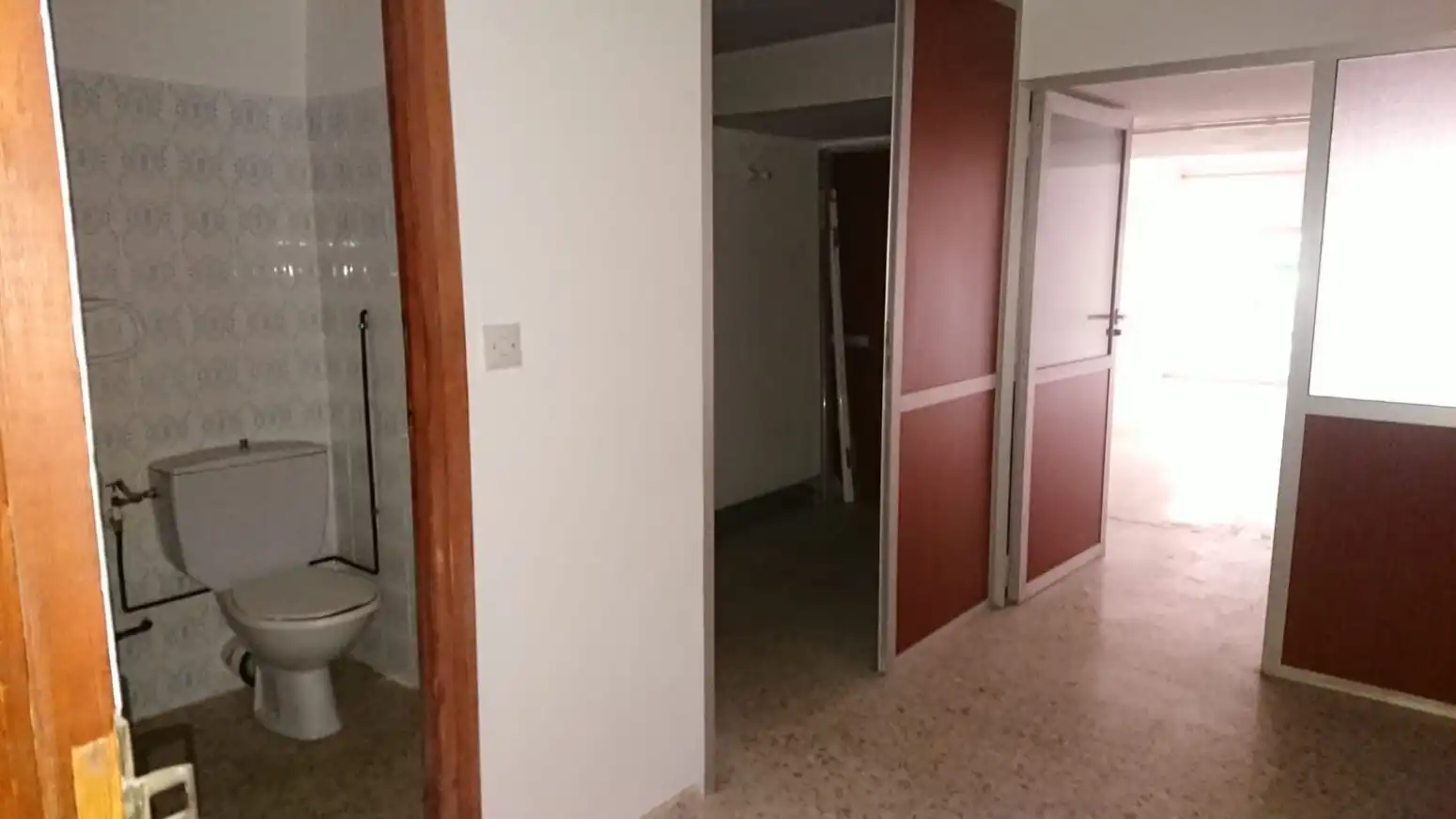 Oficina en zona Oeste. Próximo al parque del Cubo. Situada en entreplanta. Exterior con grandes ventanales. Divida por mamparas en, imatge 3