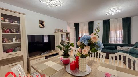 Amplio y luminoso piso ideal para familias que buscan comodidad y espacio. La vivienda cuenta con un gran salóncomedor con acceso
