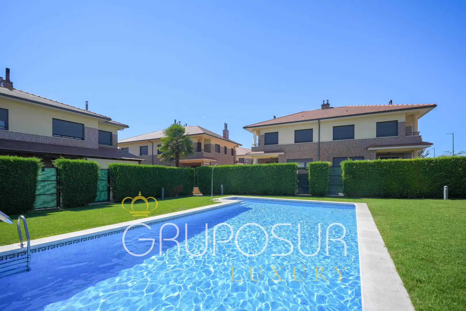 Piscina de Casa adosada en venda en Valladolid amb Aire condicionat, Calefacció i Jardí privat