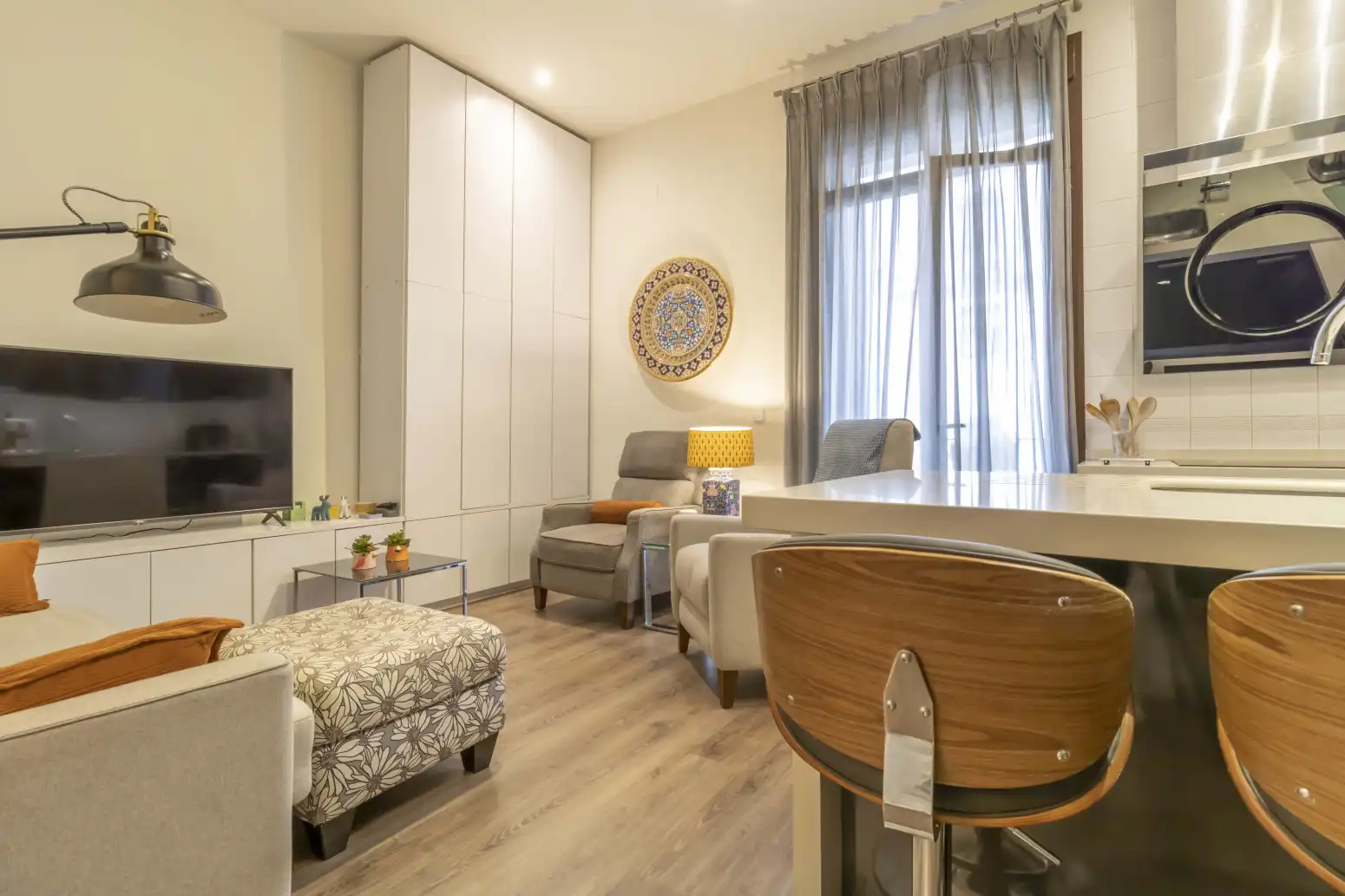 Living room of Flat for sale in Sevilla  with Air Conditioner, Heating and Balcony