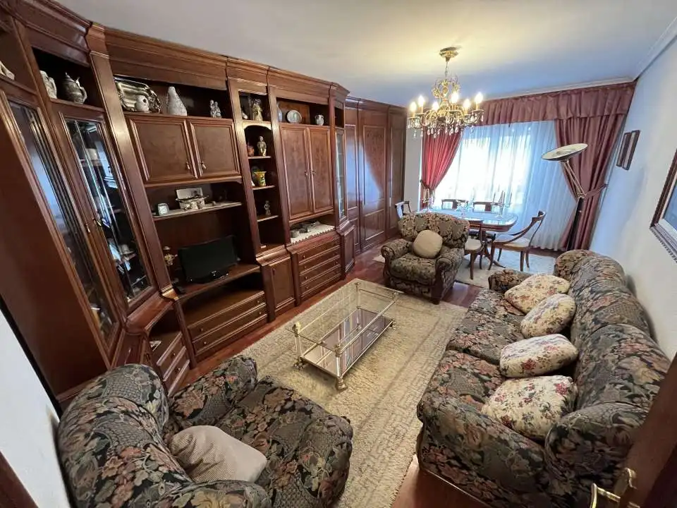 Sala de estar de Piso en venta en Medina de Pomar con Calefacción, Trastero y Amueblado