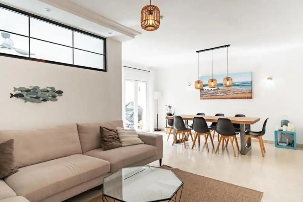 Sala de estar de Casa adosada de alquiler en Benahavís con Aire acondicionado, Jardín privado y Terraza