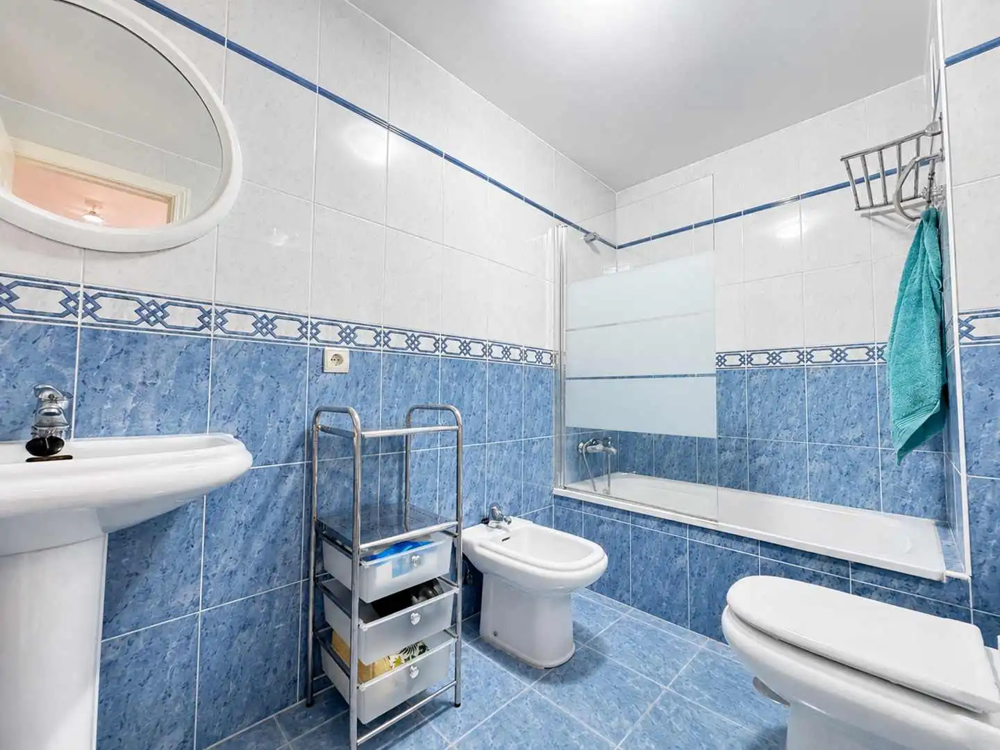 Badezimmer von Wohnungen zur Miete in Manilva mit Terrasse, Möbliert und Gemeinschaftspool
