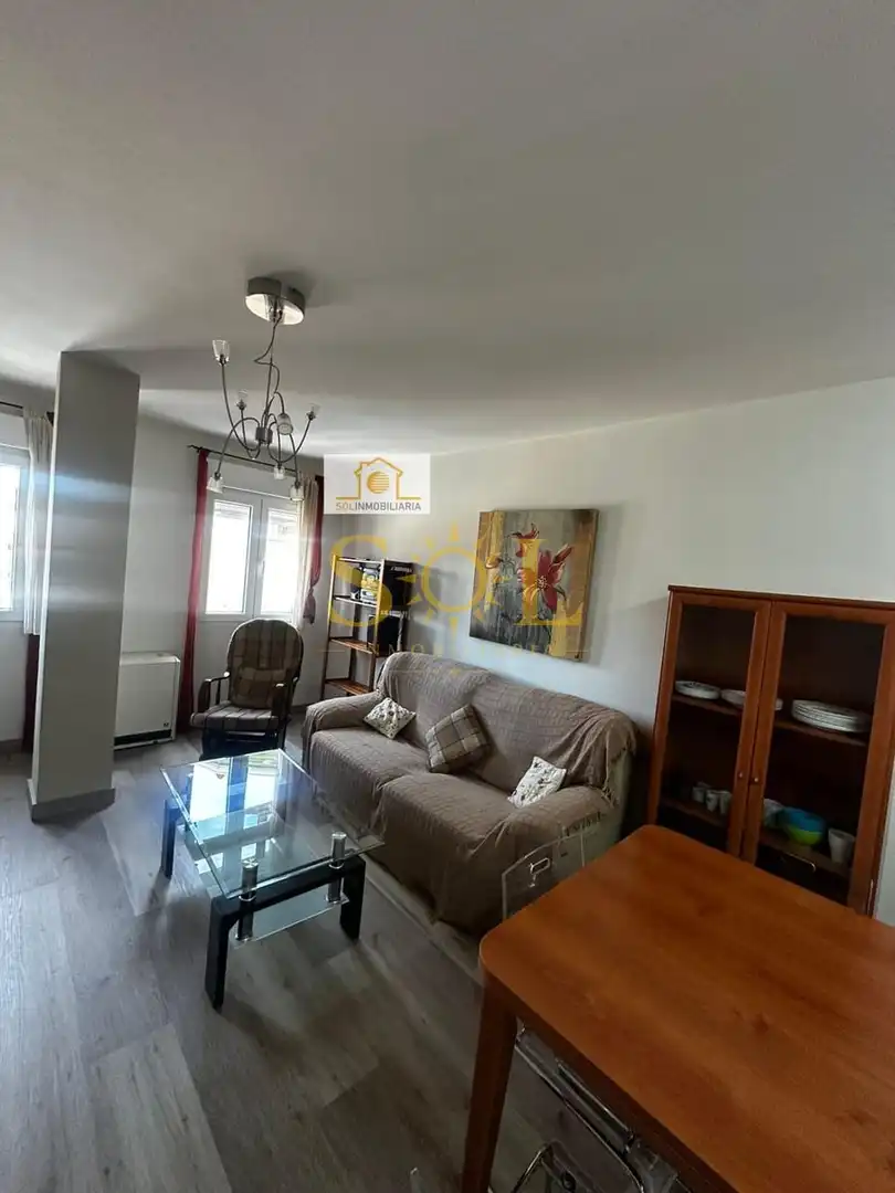 Sala d'estar de Apartament en venda en León Capital  amb Calefacció, Parquet i Moblat