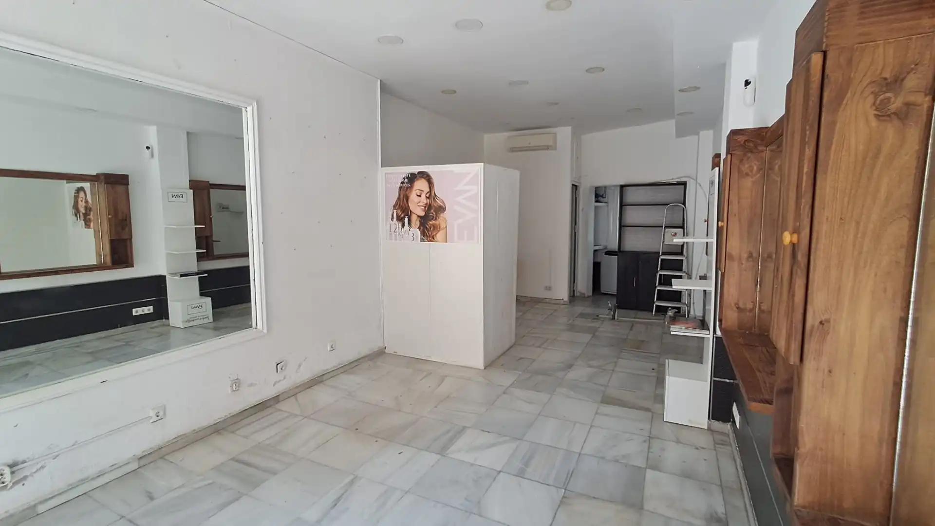 Commercial properties for sale in Fuengirola  with Air Conditioner and Alarm