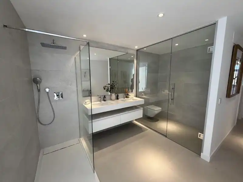 Bany de Apartament de lloguer en Estepona amb Aire condicionat, Terrassa i Piscina