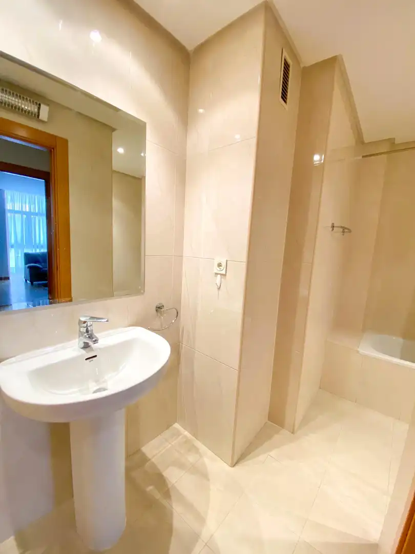 Badezimmer von Wohnung zur Miete in Madrid mit Klimaanlage, Heizung und Parkett