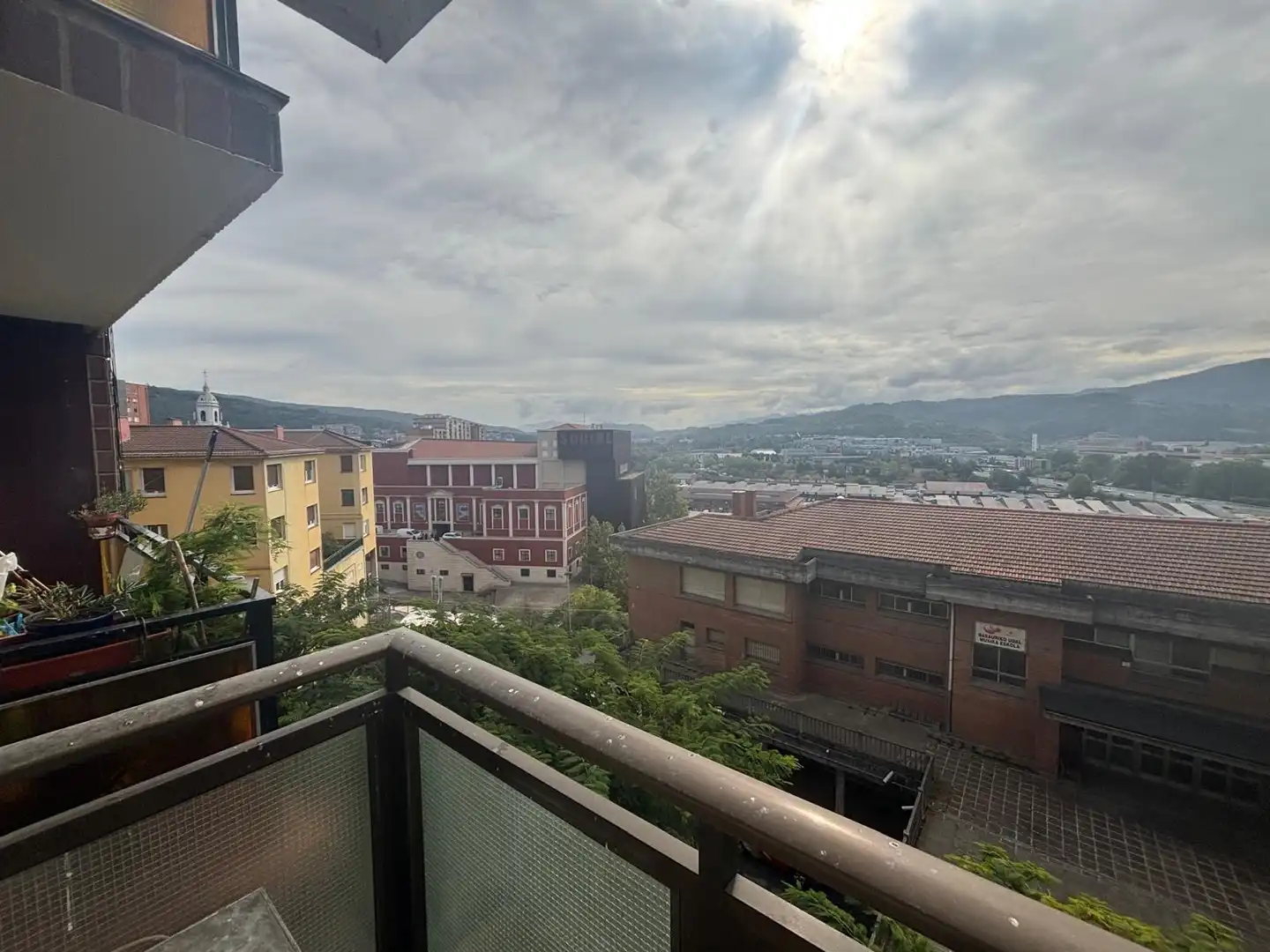 Vista exterior de Piso en venta en Basauri  con Calefacción, Amueblado y Balcón