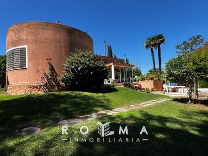 Vista exterior de Casa o xalet en venda en Alcalá de Guadaira amb Aire condicionat, Terrassa i Piscina