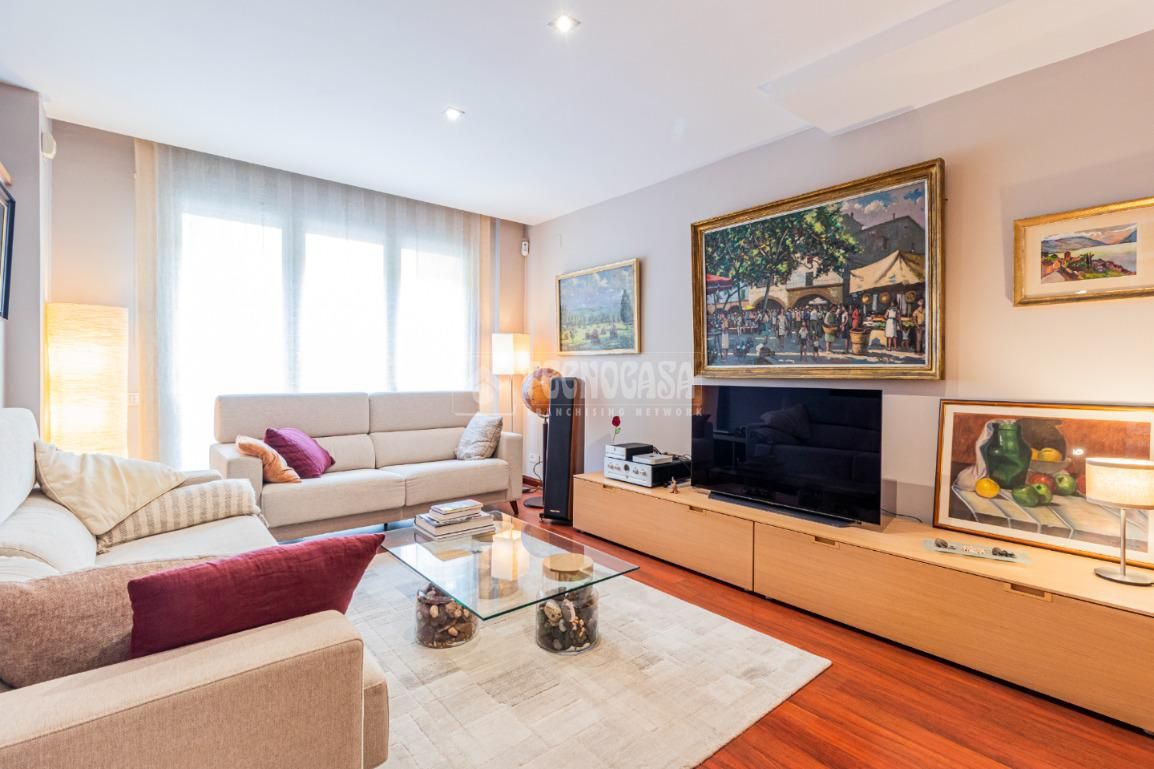Sala d'estar de Casa adosada en venda en Sant Cugat del Vallès amb Aire condicionat, Calefacció i Terrassa