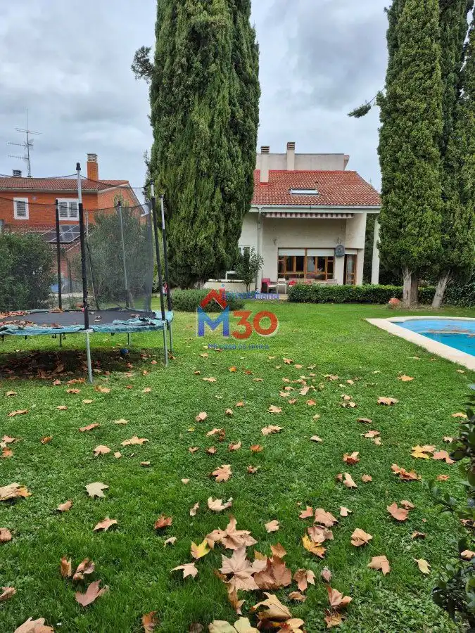 Jardí de Casa o xalet en venda en Miranda de Ebro amb Calefacció i Piscina