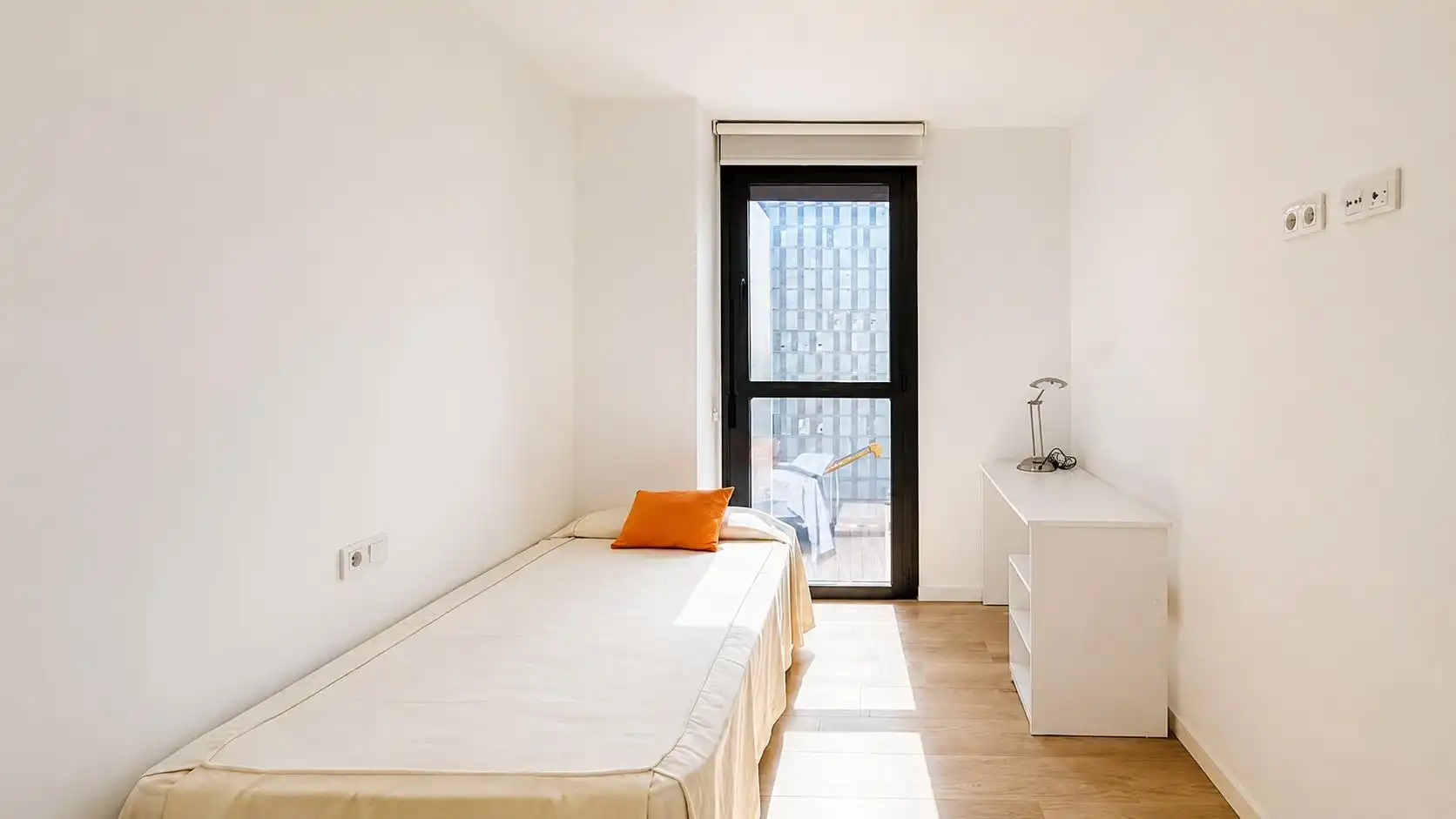 Schlafzimmer von Wohnung zur Miete in Valencia mit Klimaanlage, Terrasse und Balkon