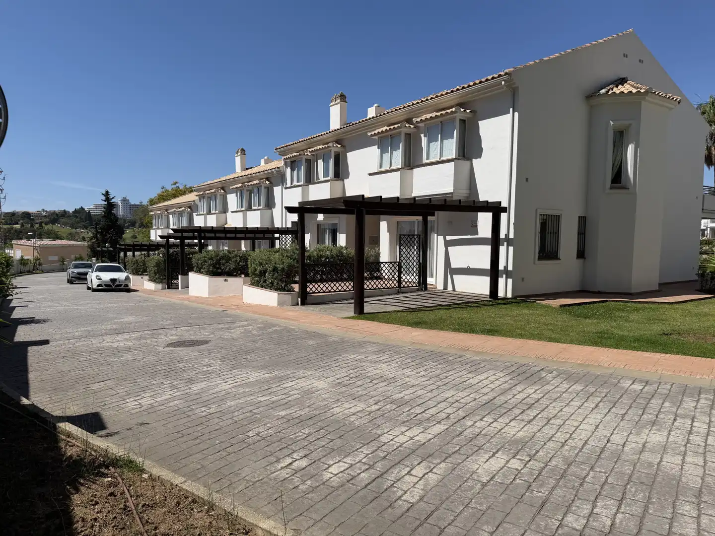 Vista exterior de Casa adosada en venta en Benahavís con Aire acondicionado, Terraza y Piscina