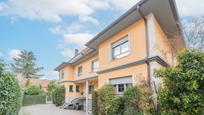 Exterior view of Single-family semi-detached for sale in Pozuelo de Alarcón  with Air Conditioner, Heating and Private garden