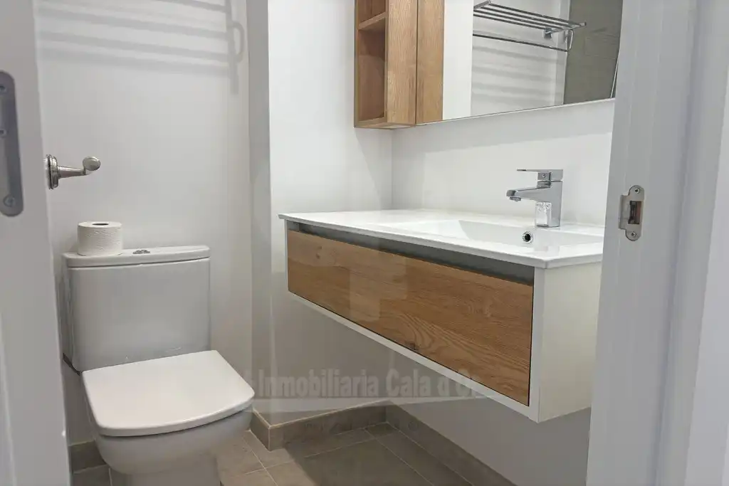 Badezimmer von Wohnungen zum Verkauf in Santanyí mit Klimaanlage, Privatgarten und Terrasse