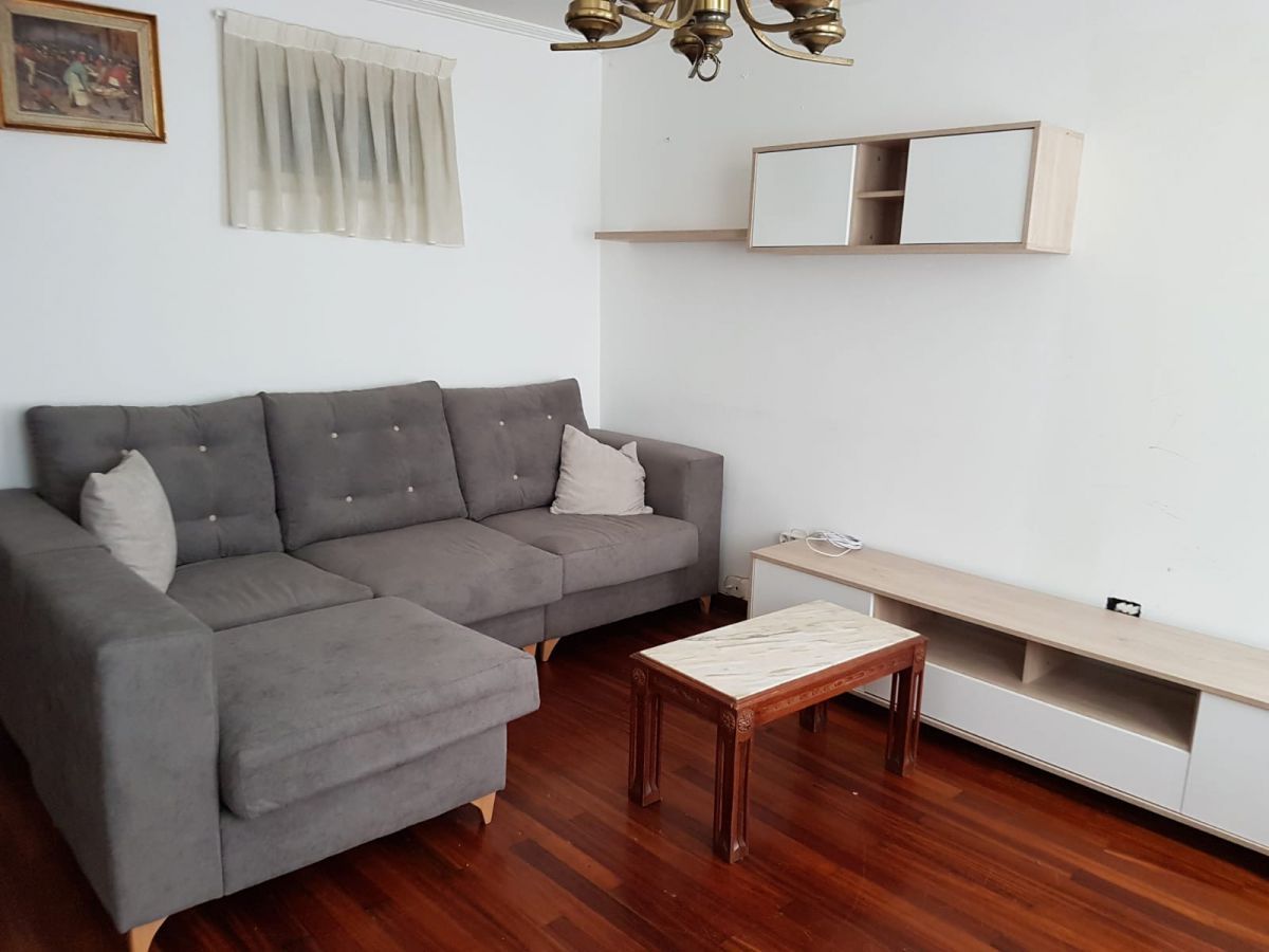Sala d'estar de Pis de lloguer en Ferrol amb Moblat, TV i Balcó