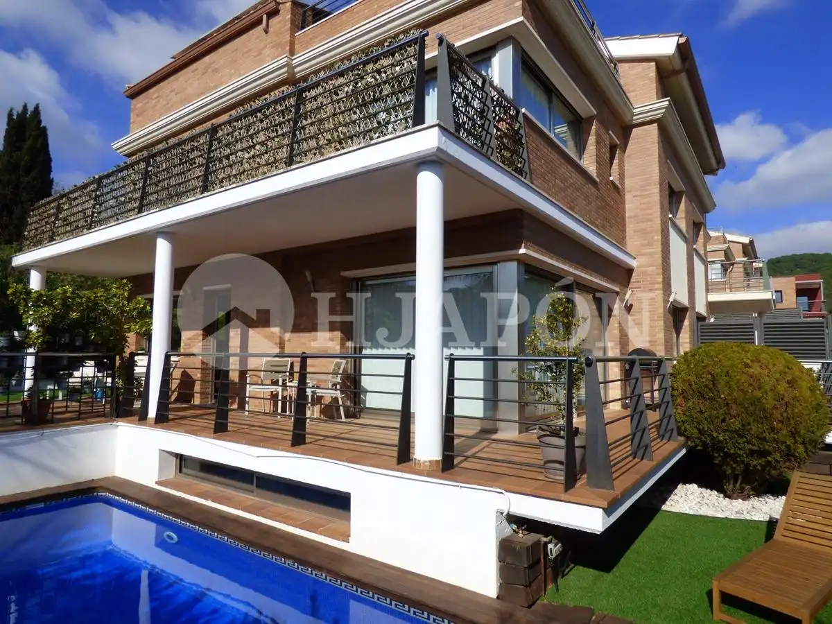 Casa aparellada amb terrassa en venda a Vilassar de Dalt