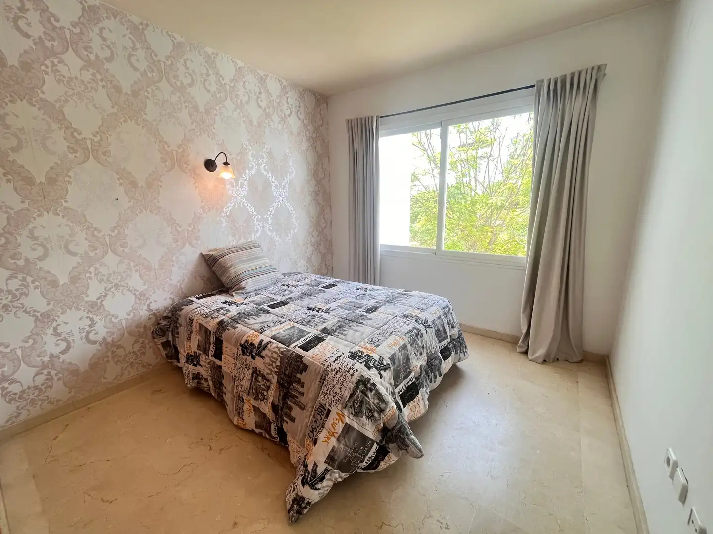 Dormitori de Casa adosada en venda en Marbella amb Jardí privat, Terrassa i Moblat