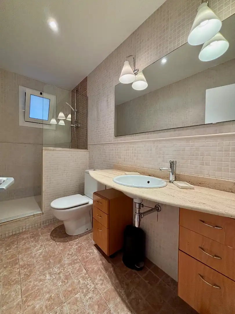 Badezimmer von Dachboden zur Miete in Barcelona mit Klimaanlage, Heizung und Parkett