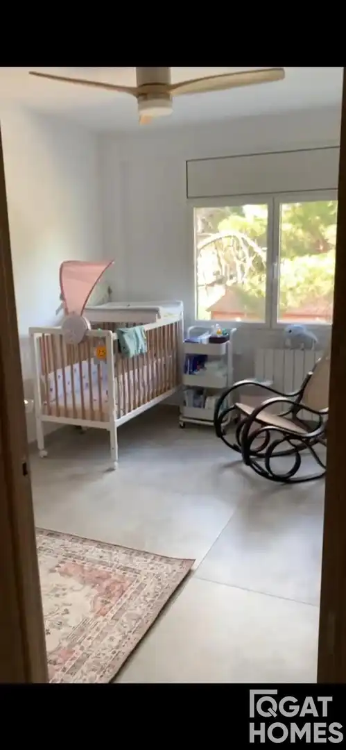 Schlafzimmer von Dachboden zur Miete in Gavà mit Klimaanlage, Schwimmbad und Gemeinschaftspool