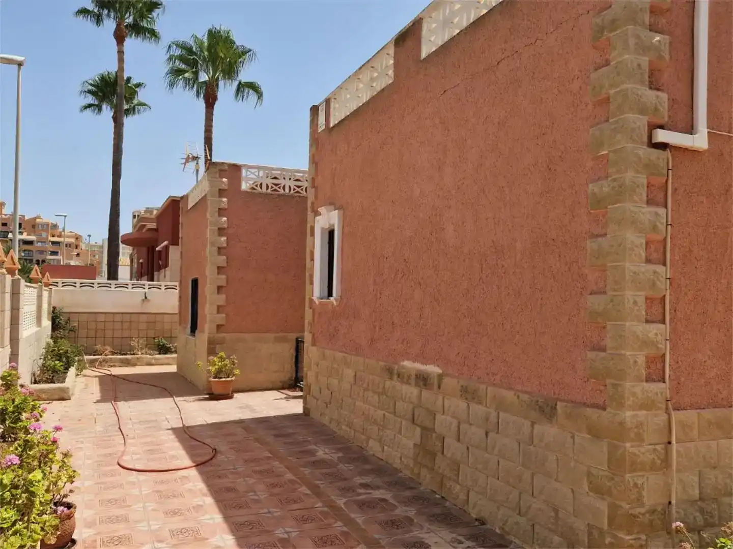 Vista exterior de Casa o xalet en venda en Roquetas de Mar amb Aire condicionat i Balcó