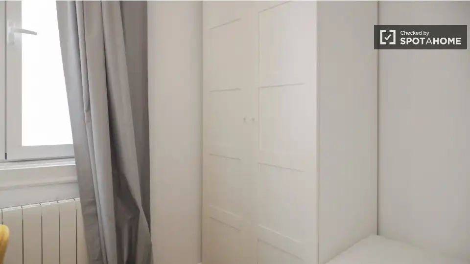 Bedroom of Flat for share in Madrid  with Air Conditioner, Heating and Terrace