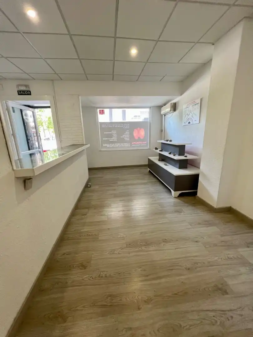 Local comercial de lloguer a Vía Univérsitas, imagen 2