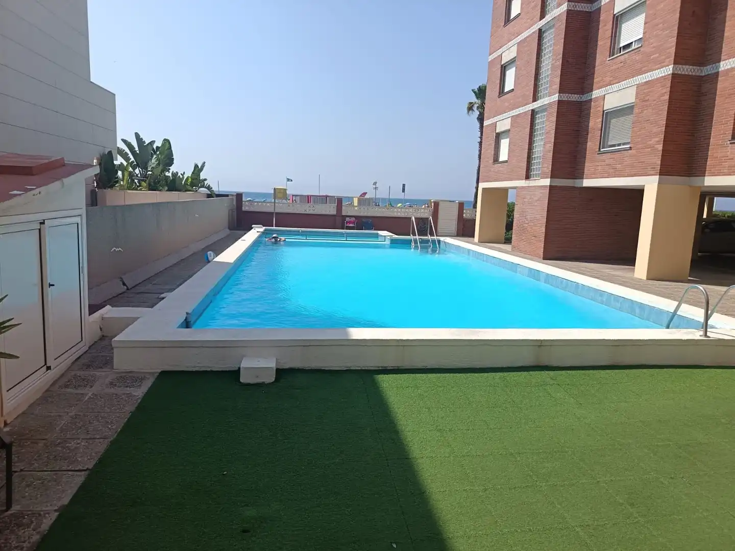 Schwimmbecken von Wohnungen zum Verkauf in Castelldefels mit Heizung, Terrasse und Abstellraum