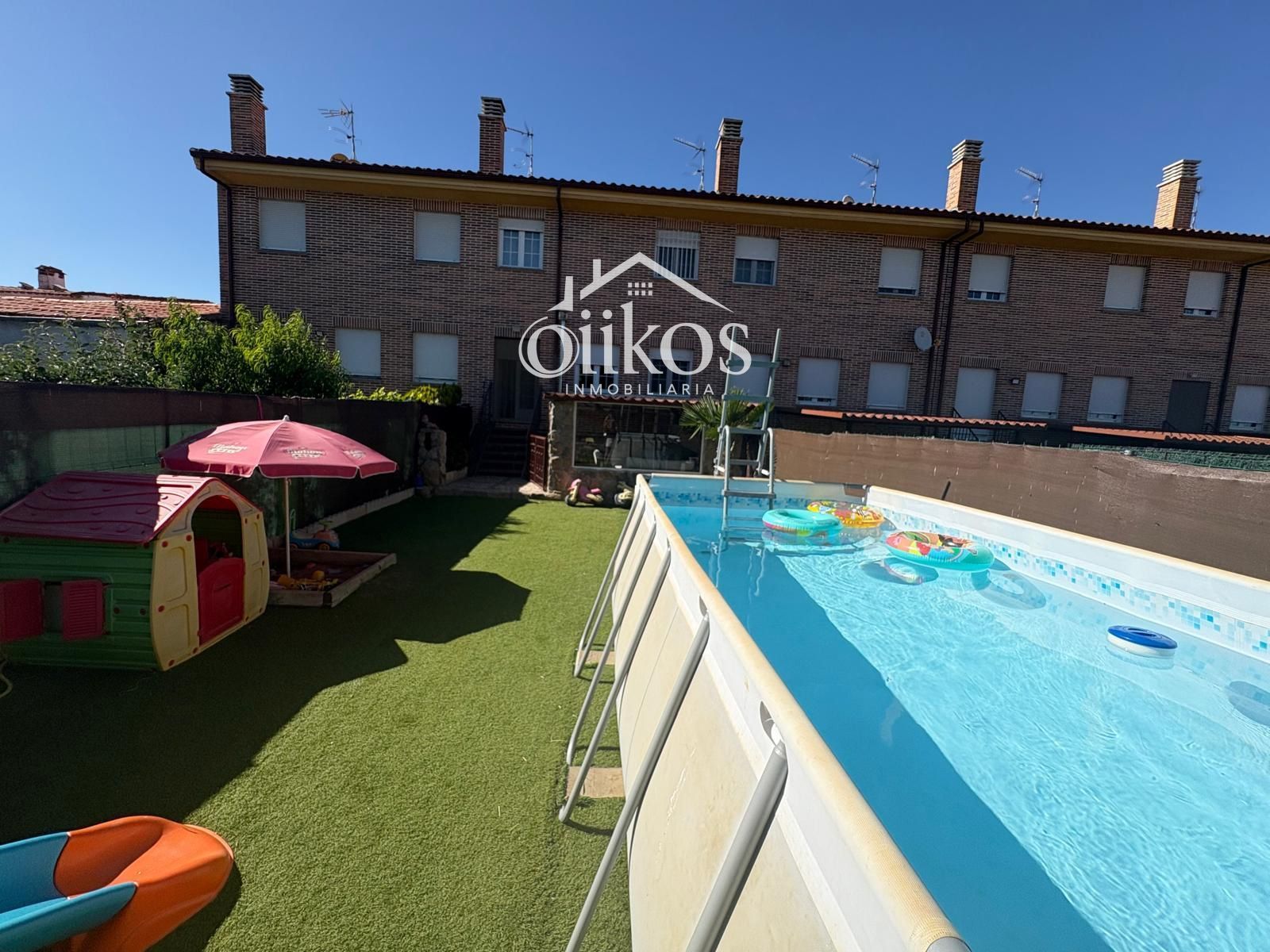 Piscina de Casa adosada en venda en Moriscos amb Calefacció, Jardí privat i Traster