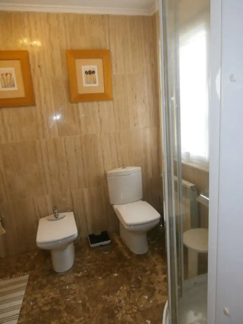 Bany de Casa o xalet en venda en Oviedo  amb Calefacció, Jardí privat i Terrassa